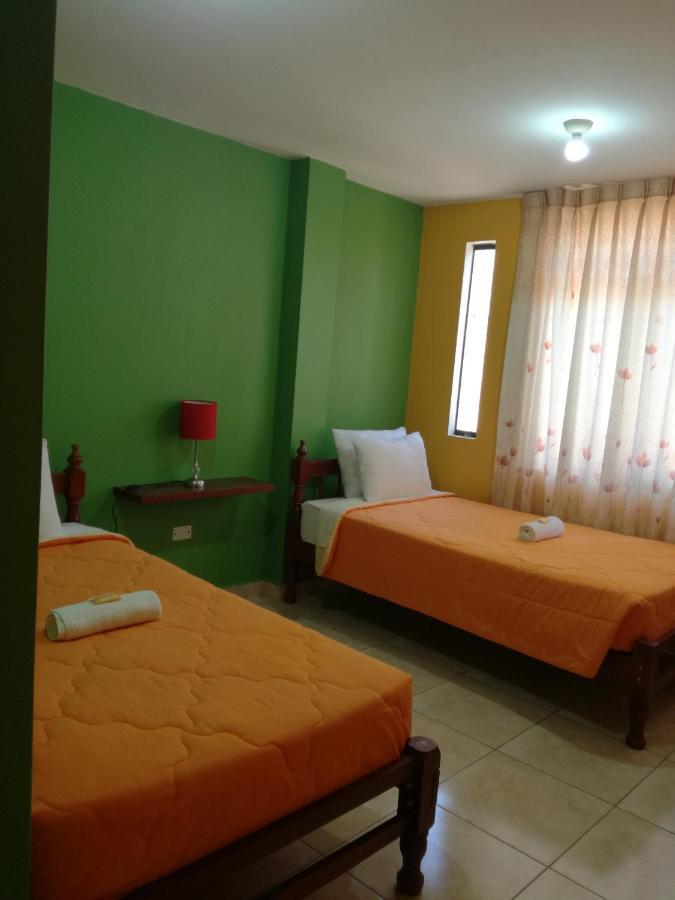 Quarto com 2 Camas de Solteiro e Banheiro Privativo