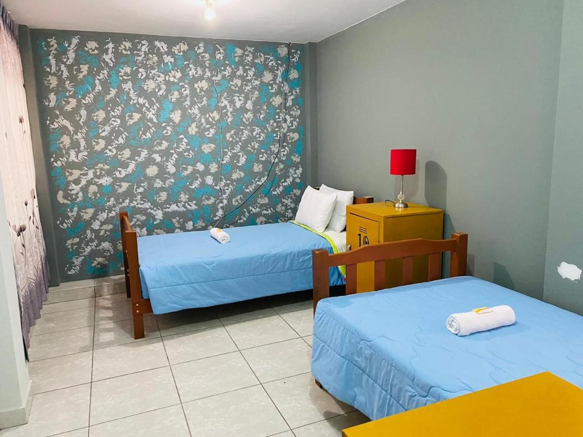 Quarto com 2 Camas de Solteiro e Banheiro Privativo