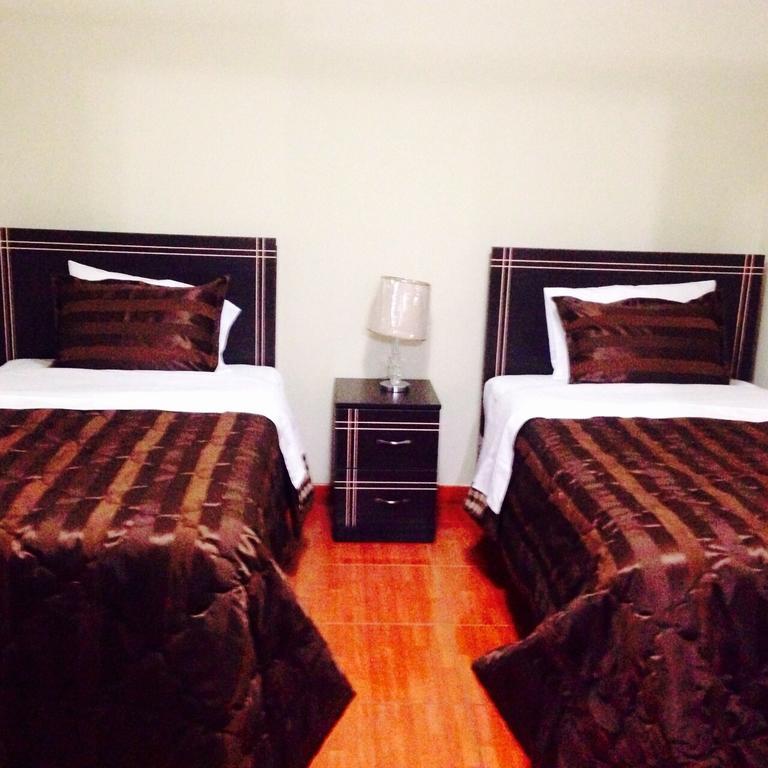Quarto com 2 Camas de Solteiro e Banheiro Compartilhado