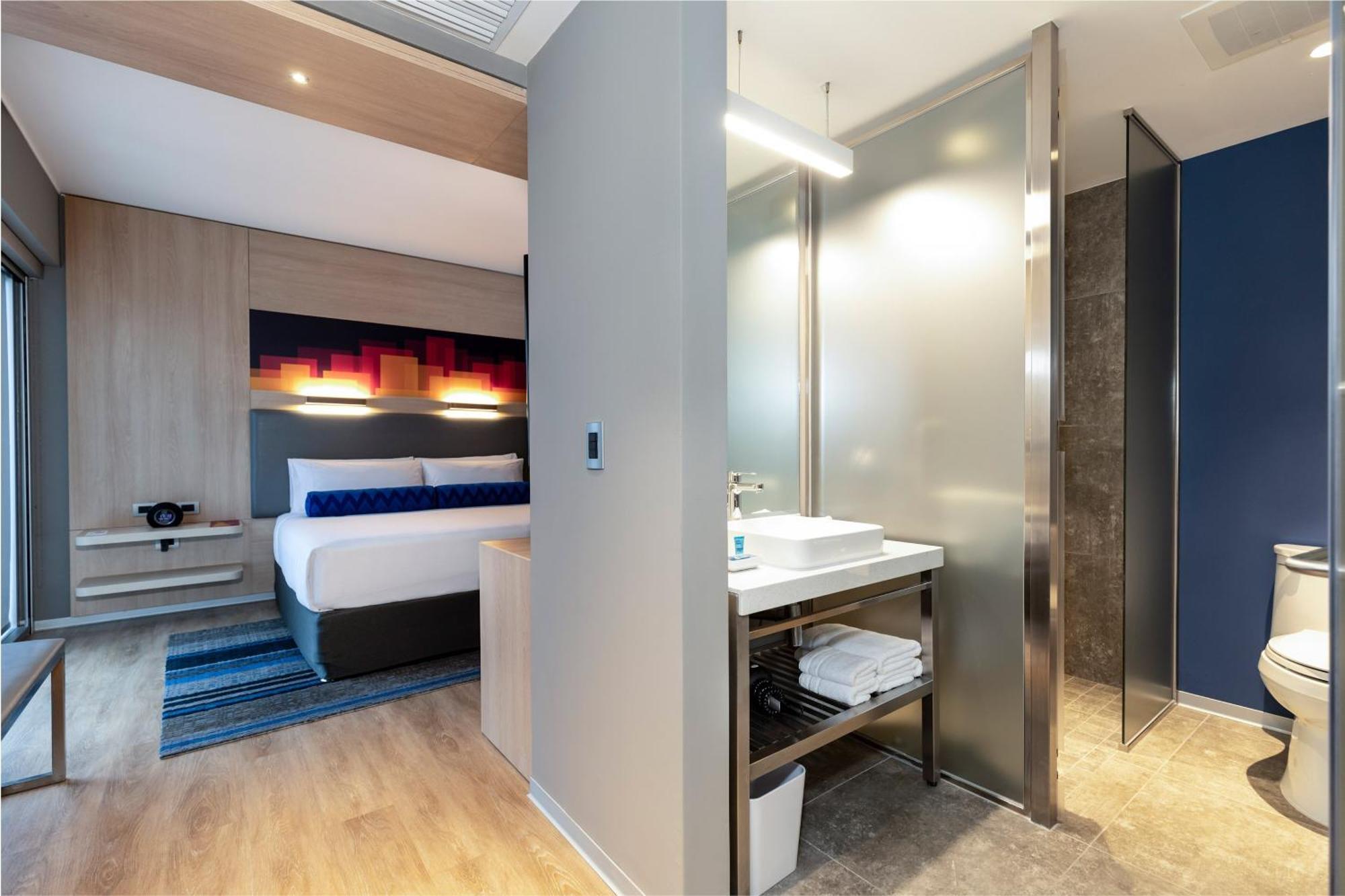 Urban Room, Guest Room, 1 King, Courtyard View