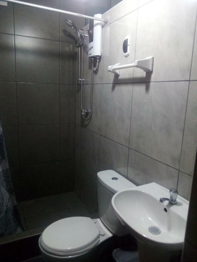 Quarto com 2 Camas de Solteiro e Banheiro Privativo