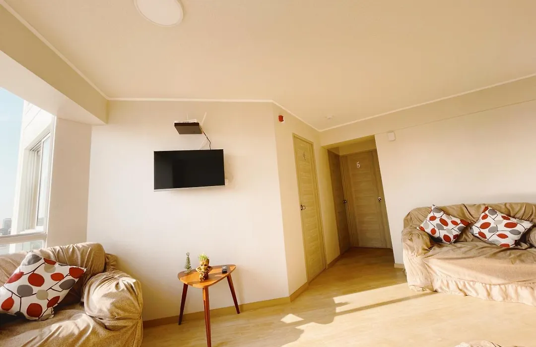 Hermosa habitación privada en edificio de estreno frente al metro-1